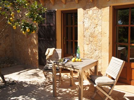 Solrig finca-terrasse med travertin-medium