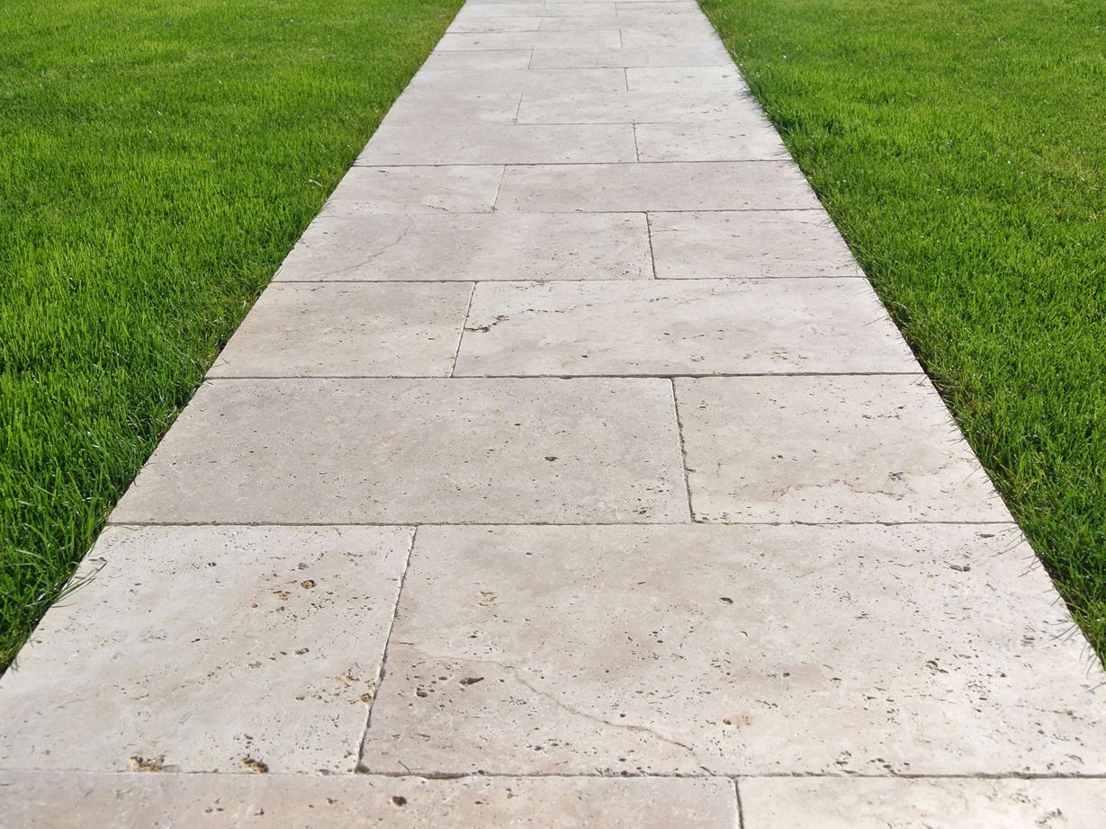 Travertin medium plader som gangbro i haven