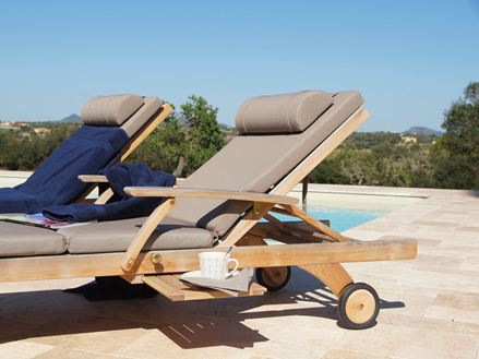 Liggestole ved poolen på medium terrasse i travertin