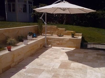 Kundefoto: Medium RV ravertinplader med parasol og stenmur