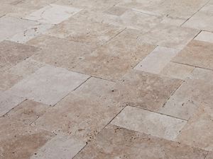 Kundefoto: Heidelberg Slots vinkælder; travertinplader Medium set fra siden