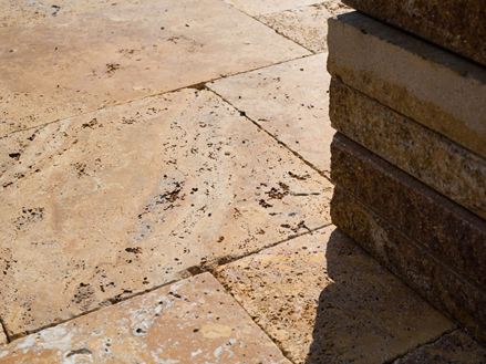 Travertin guld mod lyset