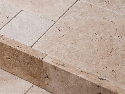 Beige-brune antikke travertin-kantsten med børstet overflade