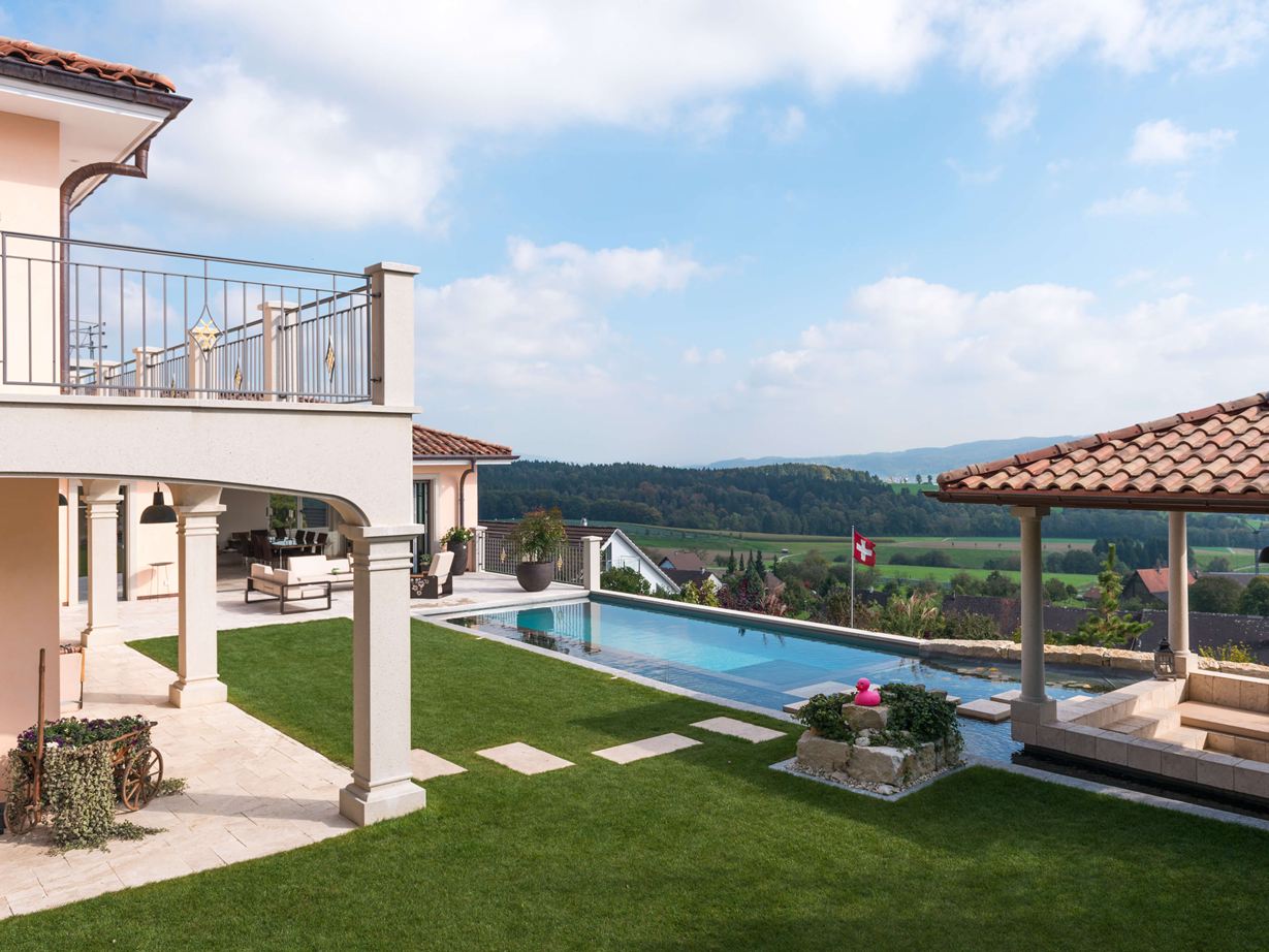 Hus med have og terrasse lavet af Light travertinplader