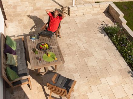 Kundefoto: Travertin Medium Select RV-terrasse Fugleperspektiv af mand ved bord