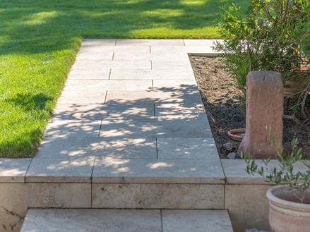 Havesti med Medium Line travertinplader