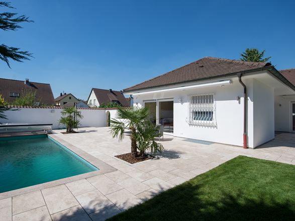 Hus og terrasse med travertin Medium Line-plader