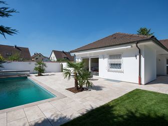 Hus og terrasse med travertin Medium Line-plader