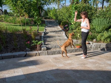 Det er sjovt at lege på terrassen af natursten!