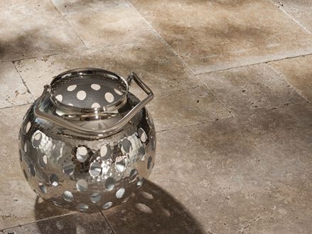 Travertinplader Noce, tumlet med lanterne