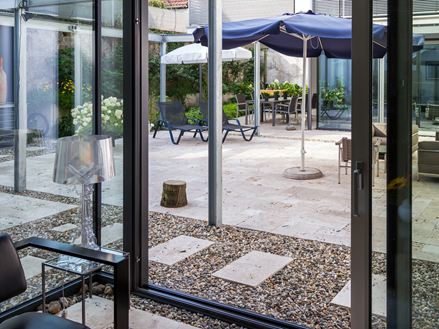 Naturlig vitalitet møder moderne terrassedesign