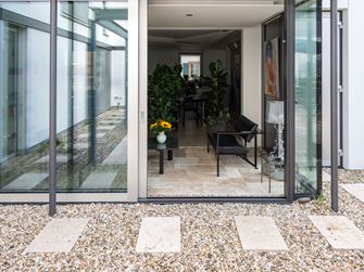 Udsigt fra Travertin Rustic-terrassen ind i den stilfulde udestue