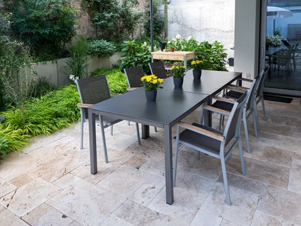 Hyggelig spiseplads på et smukt travertingulv