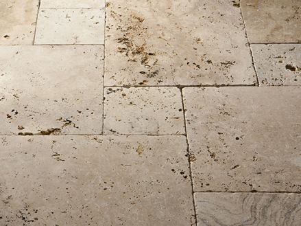 Rustikke travertinplader lagt i et romersk bånd