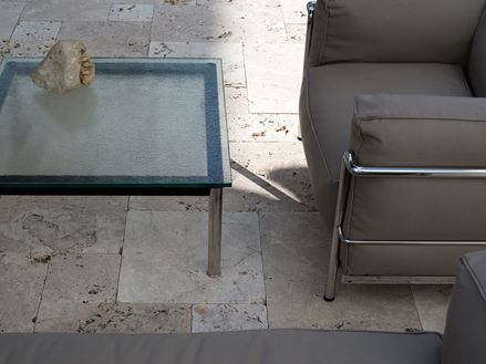 Skyggespil på et moderne siddeområde på smuk travertin