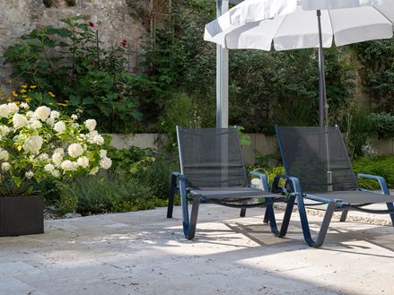 Et solrigt sted med charme og klasse: travertin gør det muligt