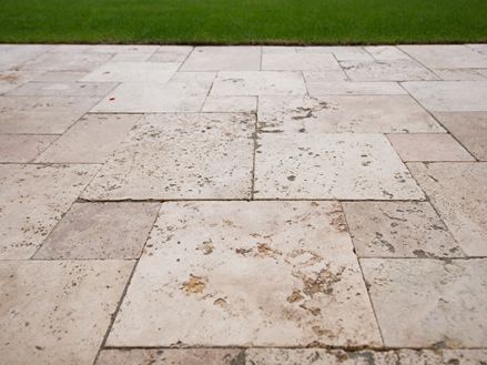 Travertin Rustic med græsplæne