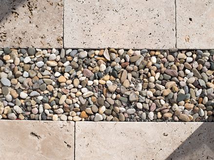 En kontrast, der passer: Grus og travertin Rustic