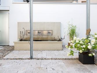 Vandfunktioner på travertinterrassen