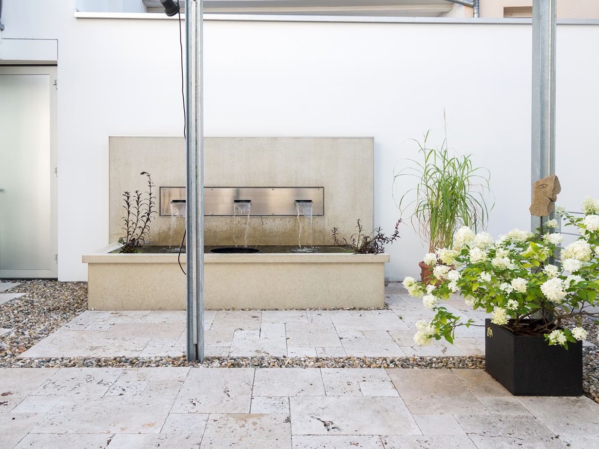 Vandfunktioner på travertinterrassen