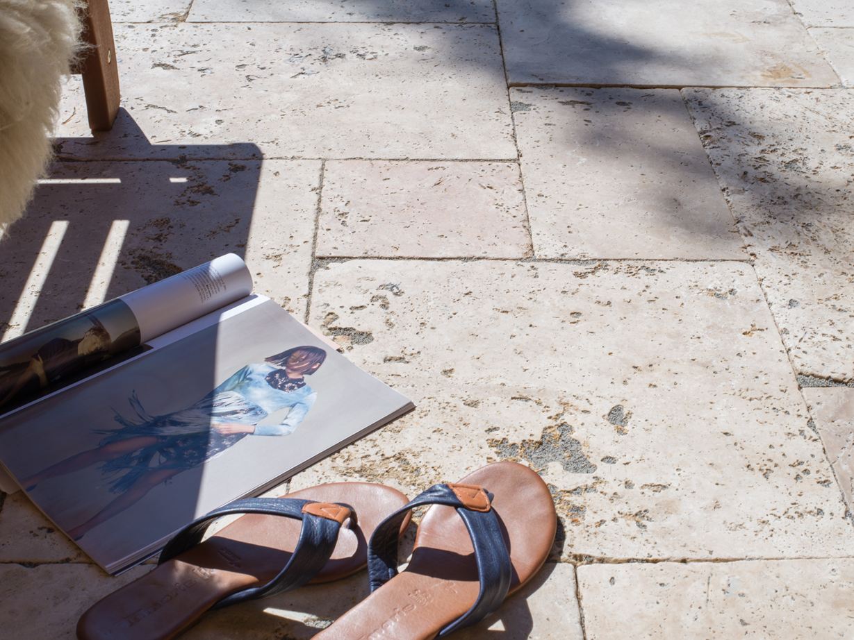 Magasin og sko på travertinterrasse Rustic