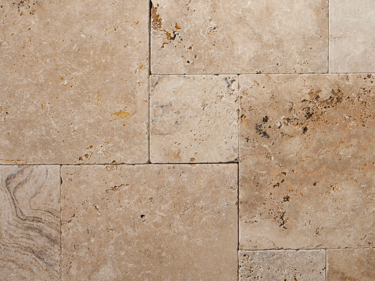 Nærbillede af Rustic travertinplade i romersk bindingsværk