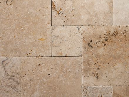 Nærbillede af Rustic travertinplade i romersk bindingsværk