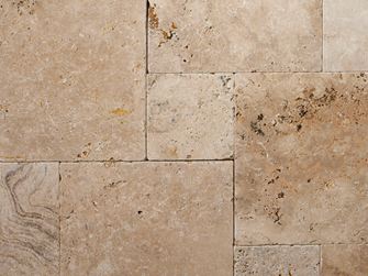 Nærbillede af Rustic travertinplade i romersk bindingsværk