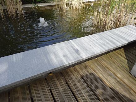 Granitplade Granit omkranser bassin