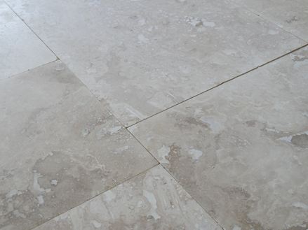 Fliser af natursten lagt i en vild binding