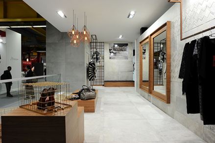 På Cersaie 2016 var der flere tendenser at forundres over på én gang: store formater, firkantede former, kobber, træ og forskellige looks.