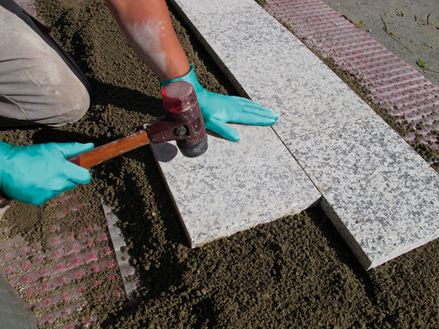 Plader lægges i enkeltkornet mørtel på et grusunderlag