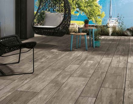 Terrasse med fliser af porcelænsstentøj i mørkt trælook