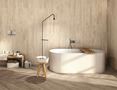 Moderne badeværelse med beige porcelænsstentøj på vægge og gulv