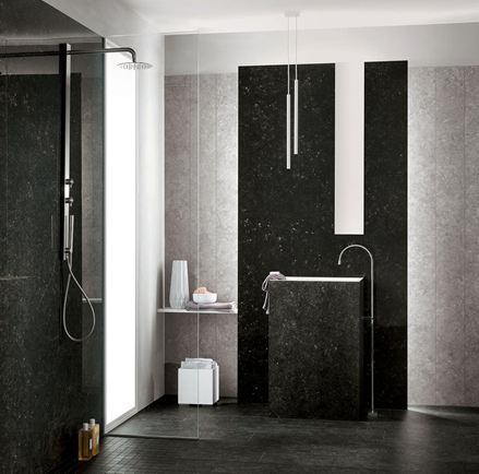 Moderne badeværelse med lyse og mørke porcelænsfliser