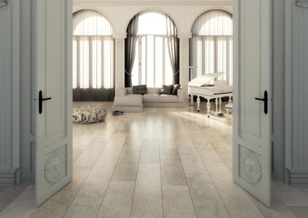 Gammel bygning med dobbeltdøre og lyse stenfliser som gulvbelægning