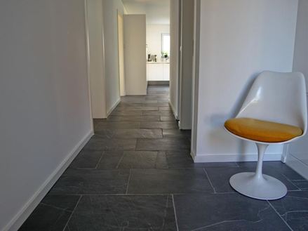 Sorte skiferfliser i gangen