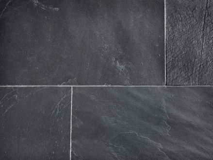 Nærbillede af lagte Black Rustic skiferfliser i antracit med lyse fuger