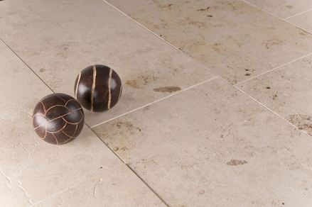 Nærbillede af Jura Yellow-kalksten med to dekorative kugler