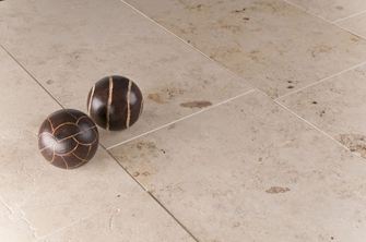 Nærbillede af Jura Yellow-kalksten med to dekorative kugler