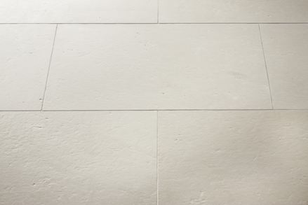 Miros-kalksten med børstet overflade i lys beige