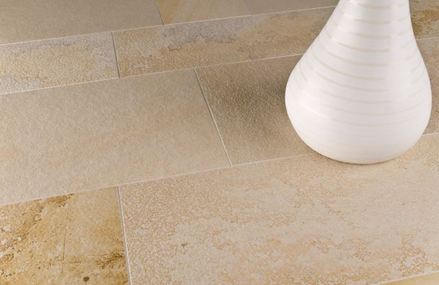 Solnhofen kalksten med hvid dekorativ vase