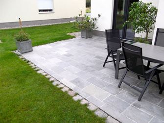 Kundefoto: Kavalas kvartsitplader, savet og kløvet, lagt på terrasse