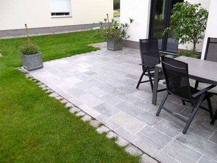 Kundefoto: Kavalas kvartsitplader, savet og kløvet, lagt på terrasse