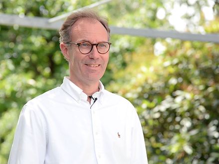 Foto af arkitekten til landstedet på terrassen i solskinsvejr