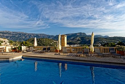 Afslappet atmosfære ved poolen