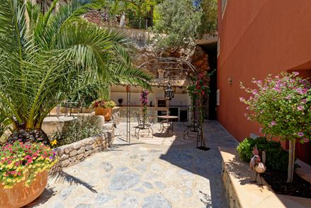 Farverigt fyrværkeri på sandstensterrassen