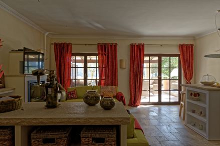 Indretning af feriehus med travertin med travertinfliser