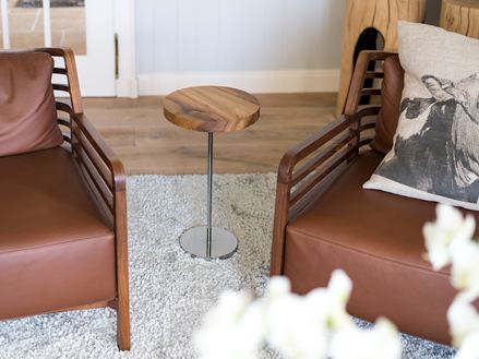 Moderne møbler med orkidé i forgrunden