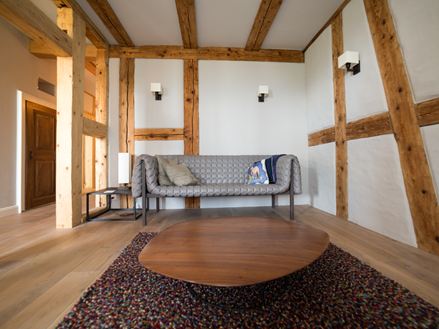 Værelse med bindingsværksbjælker og trægulv